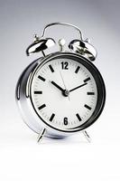 metall väckarklocka, väckningstid, på vit bakgrund foto