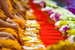 ceremoni av buddha dag, asiatisk thai människor förse och ge de amls till munkar. foto