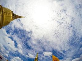 klart och skön öppen himmel med gyllene pagod från gyllene montera, Bangkok, thailand. foto
