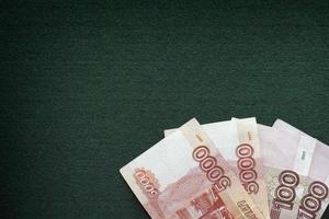 ryska rubel sedlar hög på en grön bakgrund foto