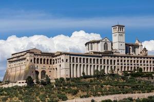 byn assisi i regionen Umbrien, Italien. den viktigaste italienska basilikan tillägnad st. francis - san francesco. foto