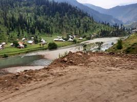 kashmir är de mest skön område i de värld som är känd för dess grön dalar, skön träd, hög bergen och strömmande fjädrar. foto