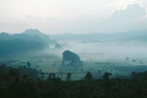 perfekt famouse landskap av hav av dimma se på de sätt till phu lanka berg i pha yao, thailand foto