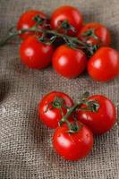 röda saftiga tomater på jutetyg