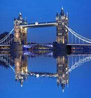 berömda tornbron på kvällen, London, England