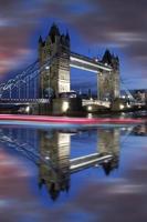 berömda tornbron på kvällen, London, England