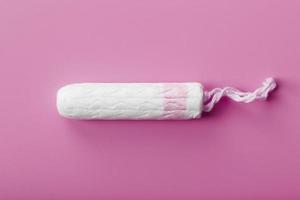 hygienisk tampong på en rosa bakgrund med en fri Plats foto