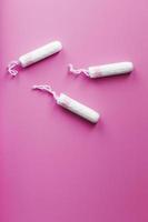 gynekologisk tamponger på en rosa bakgrund fri Plats foto