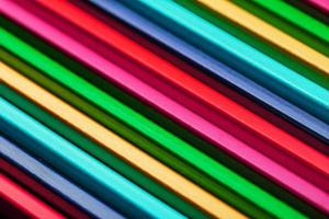 en uppsättning av färgrik pennor på en texturerad mörk bakgrund foto