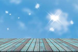 topp skrivbord med bokeh på blå himmel suddig bakgrund, trä tabell foto