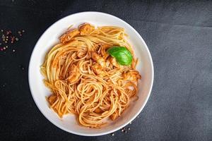 pasta spaghetti kyckling kött tomat sås färsk friska måltid mat mellanmål på de tabell kopia Plats mat bakgrund foto