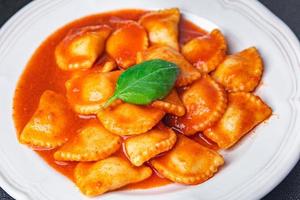 ravioli kött pasta tomat sås färsk maträtt friska måltid mat mellanmål på de tabell kopia Plats mat foto