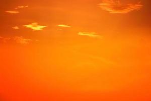 höst himmel landskap ljus bakgrund. röd orange himmel bakgrund textur. foto