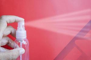 alkohol desinfektionsmedel spray till eliminera bakterie och virus. foto