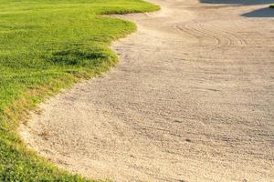 sandlåda bunkra skönhet bakgrund är Begagnade som ett hinder för golf turneringar för svårighet. och dekorera de fält för skönhet.grön gräs med sand textur. foto