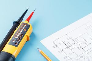 gul Spänning indikator med ett elektrisk diagram på en blå bakgrund. foto