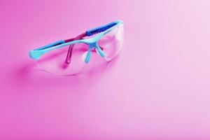 skyddande öppen glasögon isolerat på en rosa bakgrund. foto