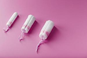 gynekologisk tamponger på en rosa bakgrund fri Plats foto