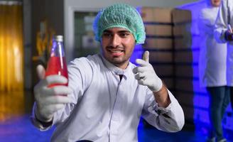 vetenskapsmän och deras interaktioner med färdig att dricka flaska juice Produkter den där komma in i de fabrik till kolla upp de kvalitet foto