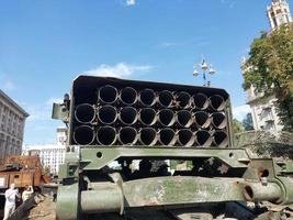 kiev, ukraina - augusti 23, 2022 tung militär Utrustning förstörd i slåss foto