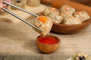 stänga upp kinesisk ångad dimsum eller dämpa belopp, på ätpinnar, traditionell kök foto