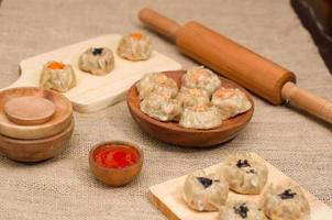 dämpa belopp eller dimsum flatlay Foto med trä- tallrik