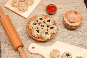 dämpa belopp eller dimsum flatlay Foto med trä- tallrik