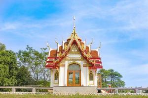 gazebos tempel thai stilar av blå himmel foto