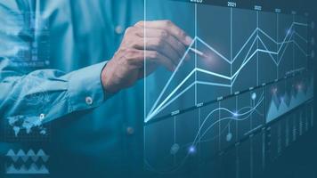 affärsmän är analyserar försäljning tillväxt grafer, formulera marknadsföring strategier och planer och hantera förbättringar den där behöver till vara adresserad, för företag Framgång, både investering och personlig. foto