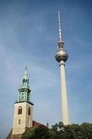 berlin, Tyskland, 2014. se mot de berliner fernsehturm i berlin foto