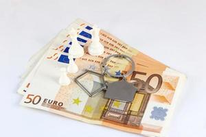 sedlar på femtio euro med nyckelkedja och bönder