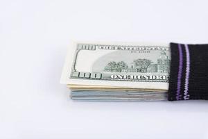 pengar strumpa. en bunt av amerikan hundra dollar räkningar dold i en strumpa. besparingar och lagring begrepp. selektiv fokus foto