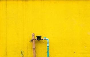 vägg gul bakgrund textur, måla cement foto