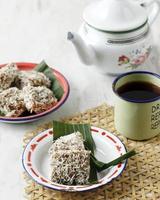 ongol ongol är wset java traditionell mellanmål, tillverkad från sago mjöl och brun socker foto
