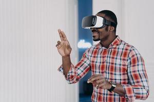afroamerikansk kille i virtual reality-glasögon testköp i webbutik. e-handel, cyberrymden foto