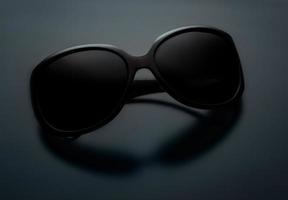 kvinna solglasögon isolerat på mörk grå bakgrund. foto