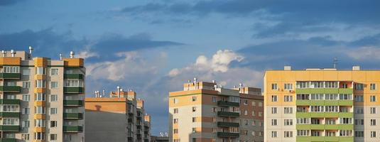 panorama stad se av byggnader på blå himmel bakgrund. foto