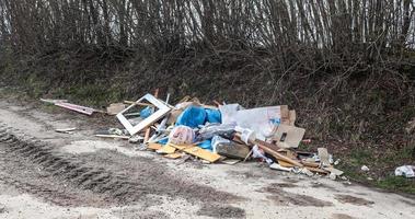 miljö- förorening hittades på en gata var någon dumpade dess skräp foto