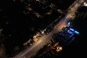 natt antenn se av upplyst brittiskt stad. drönare antal fot av luton stad av England på natt foto