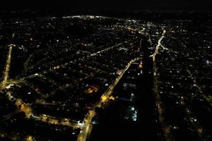 natt antenn se av upplyst brittiskt stad. drönare antal fot av luton stad av England på natt foto