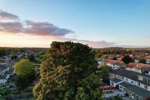 skön antenn se av brittiskt stad bostäder på solnedgång gyllene timme tid foto