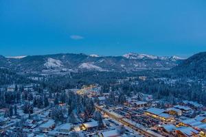 antenn se av leavenworth, Washington på solnedgång i december av 2021 foto