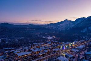 antenn se av leavenworth, Washington på solnedgång i december av 2021 foto