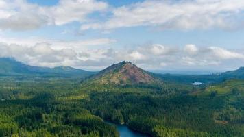 sjö kuddman och de olympic bergen av Washington stat i augusti 2021 foto