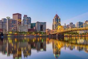 panorama över centrala Pittsburgh i skymningen foto