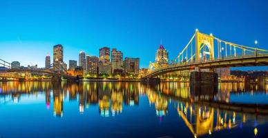 panorama över centrala Pittsburgh i skymningen foto