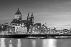 centrala amsterdam stadssilhuett. stadsbilden i nederländerna foto