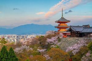 gammal stad kyoto under sakura säsong i japan foto