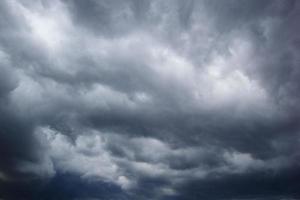 de mörk himmel med tung moln konvergerande och en våldsam storm innan de regn.dåligt eller lynnig väder himmel. foto