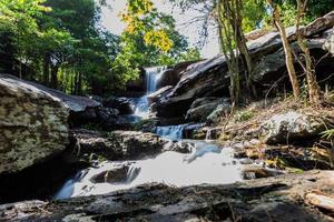 tropiskt vattenfall i regnskog foto